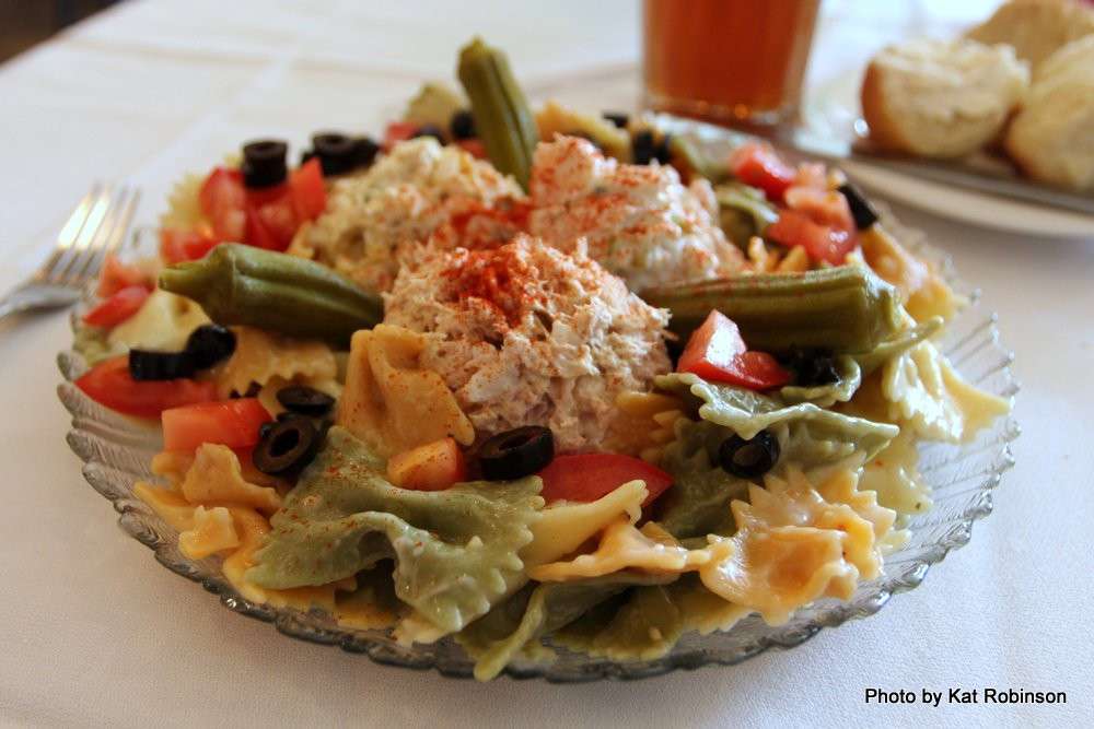 Elizabeth’s Restaurant and Catering Downtown Batesville Open 6 days a Week – And THE ROLLS ARE AWESOME!!